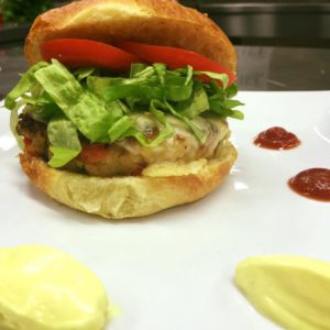 hamburgher vegetariano di caponata siciliana e mayo vegana